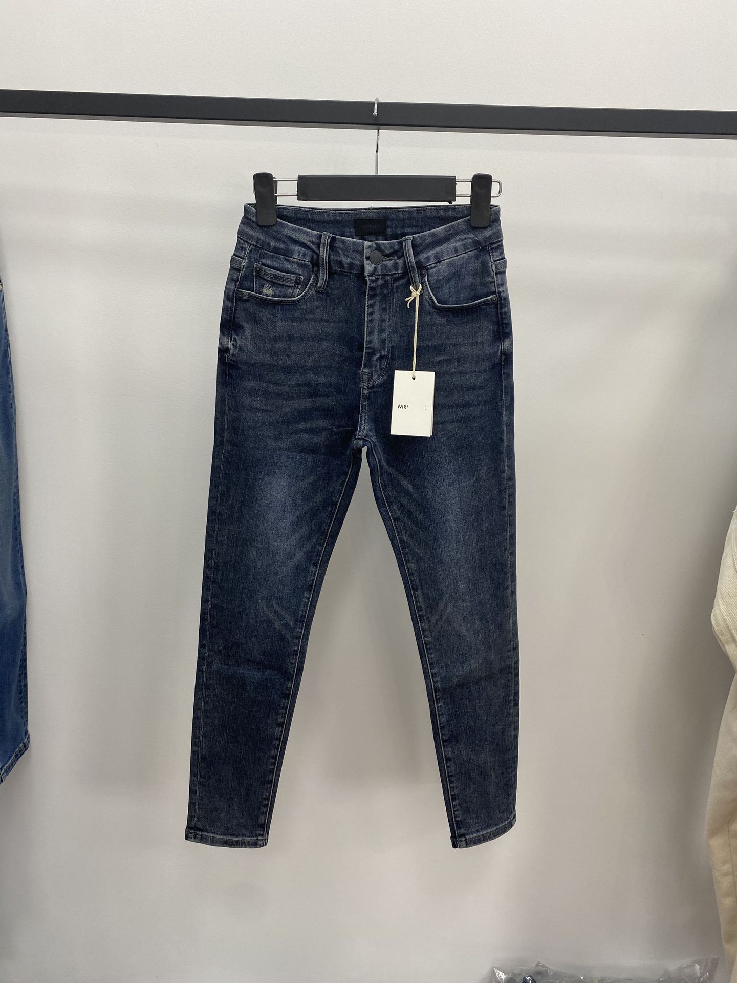 The new Mother high-waisted 9-inch high-elasticity skinny jeans, which are the same style as those worn by European and American bloggers, can lift the buttocks and make you look slimmer. Korean style jeans for women pic 30
