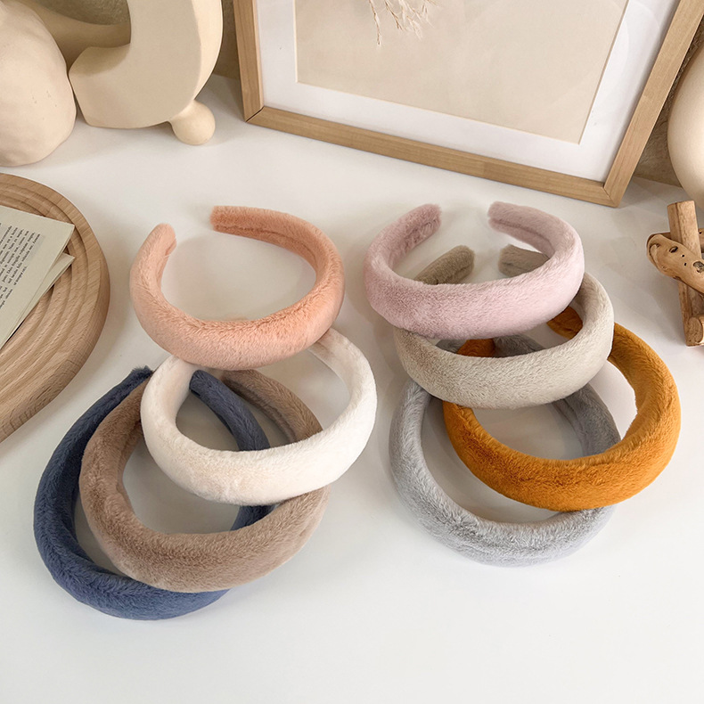 The Korean autumn and winter plush texture sponge thickened hair band has a simple and ladylike style. When washing your face, it can press down the hair and create a fluffy hair band for women pic 3