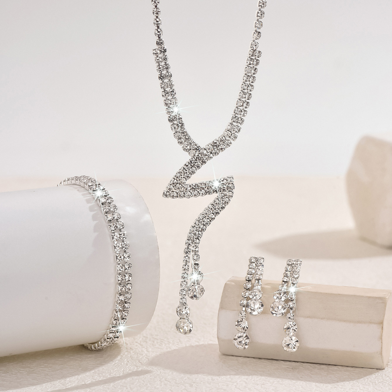 European and American light luxury high-end jewelry set necklace, niche lightning shaped collarbone chain, fashionable and versatile accessories wholesale pic 13