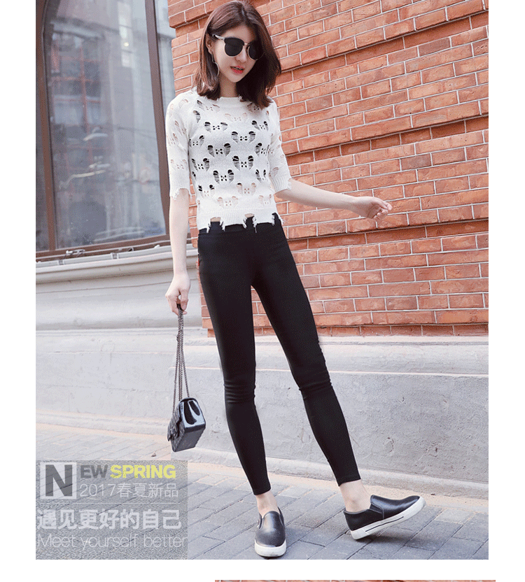 For the 2021 autumn and winter season, wearing black velvet pencil pants with leggings over them makes women look slimmer. Elastic skinny pants for women in larger sizes pic 14