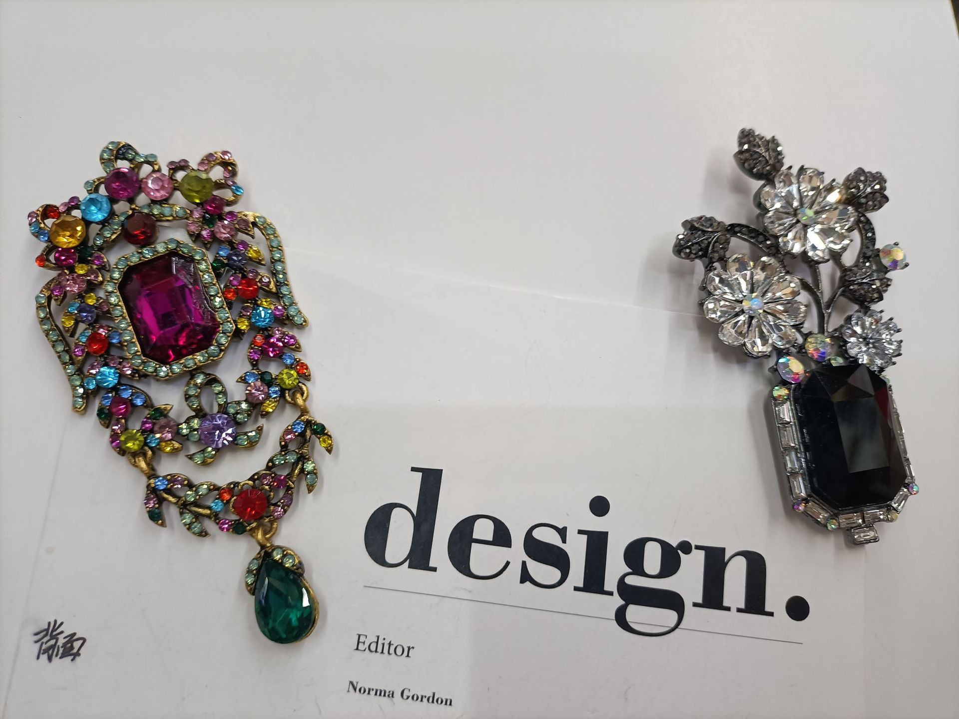 Elegant and refined brooch for ladies, simple Korean crystal corsage cardigan, sweater, pin buckle, overcoat accessory pic 8
