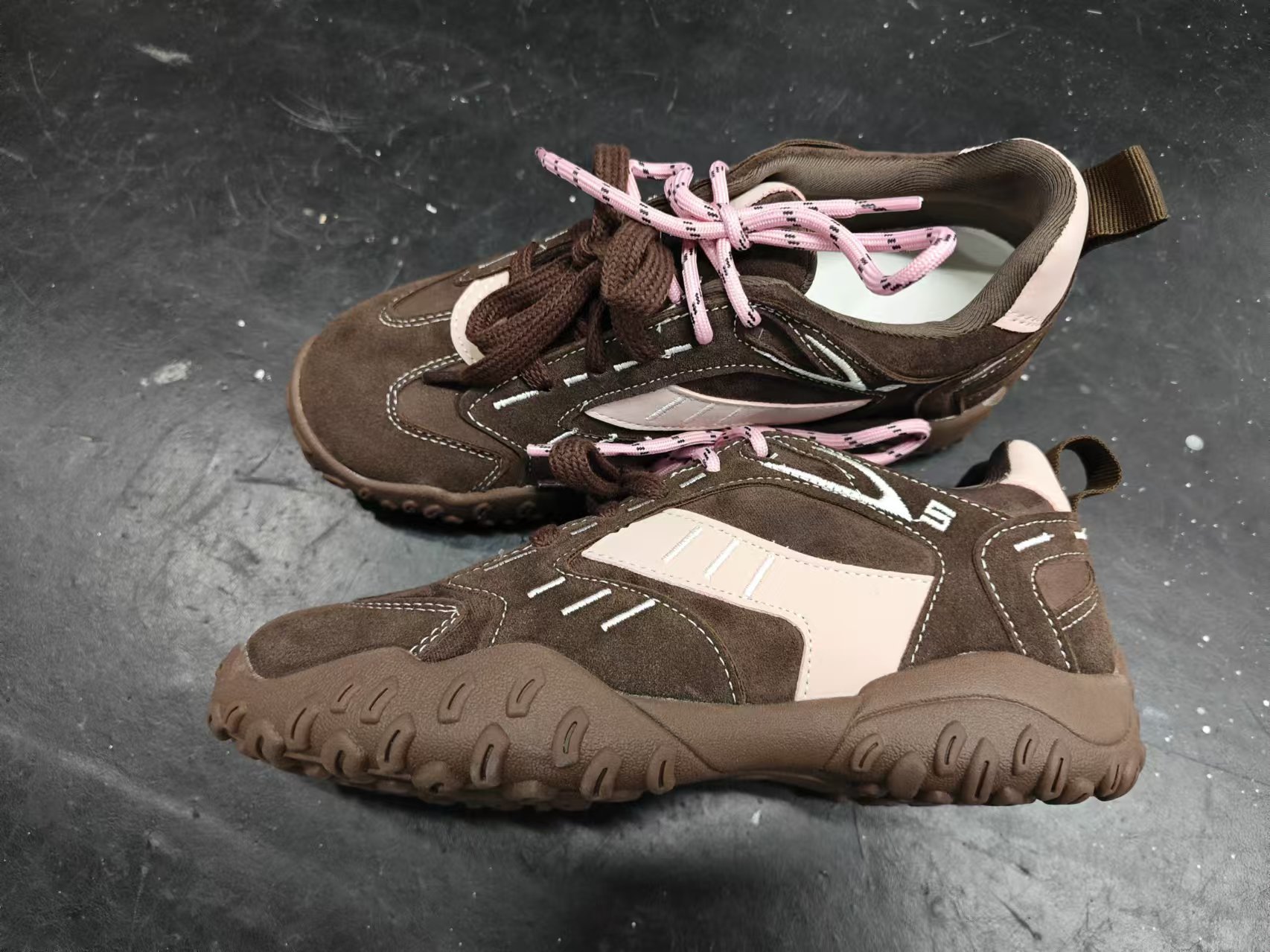 The thick-soled insole height-increasing Forrest Gump shoes of the same style as Grape Mom are the new sporty and casual leather training shoes for women in the autumn and winter of 2024 pic 1