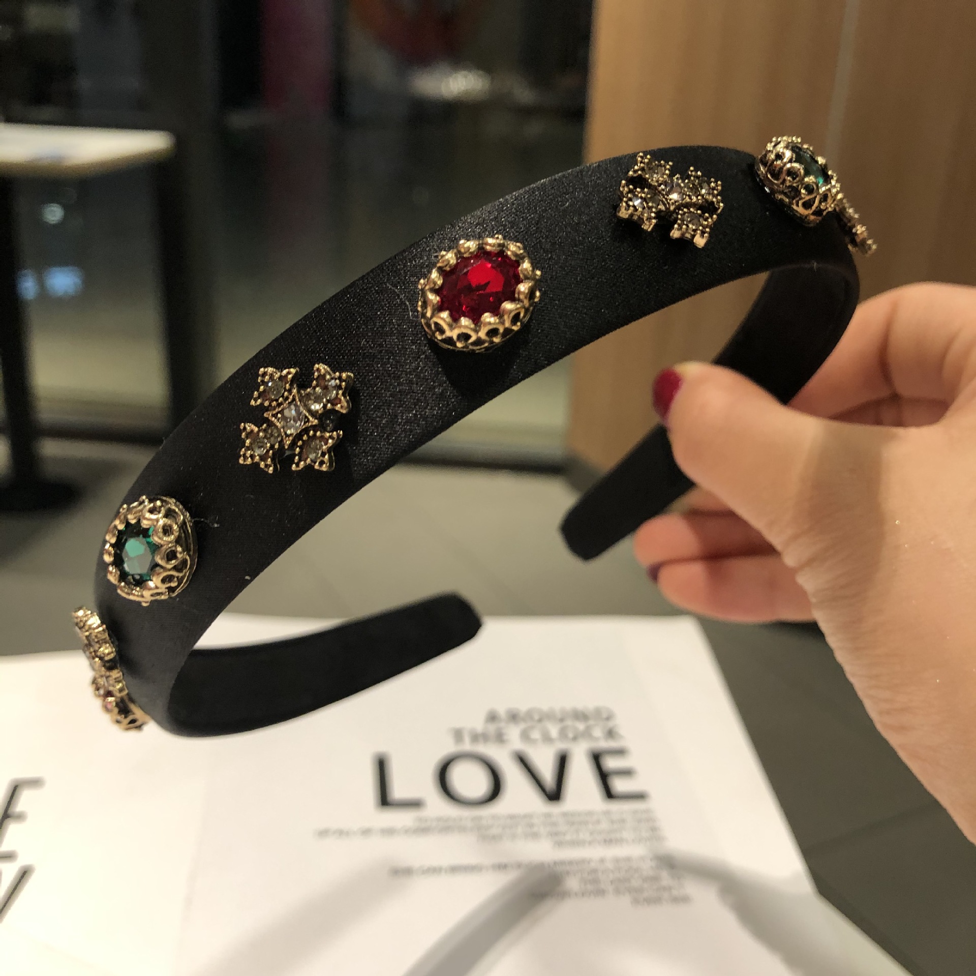 The elegant water diamond and pearl hair band is a versatile and sweet headwear for girls. It features a simple and elegant hairpin mesh and a red outlet pressure headband pic 11