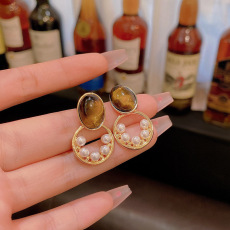 925 Silver Needle Sparkling Diamond Snowflake Pearl Earrings, a light luxury and niche design, high-end stud earrings, a retro and elegant ear accessory pic 2