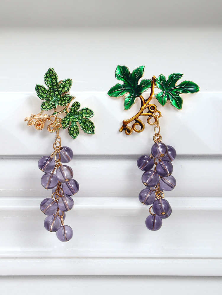 Fashionable and versatile purple grape diamond-encrusted brooch, a niche design with a high-end feel. Fruit and grape string accessory brooch pic 1