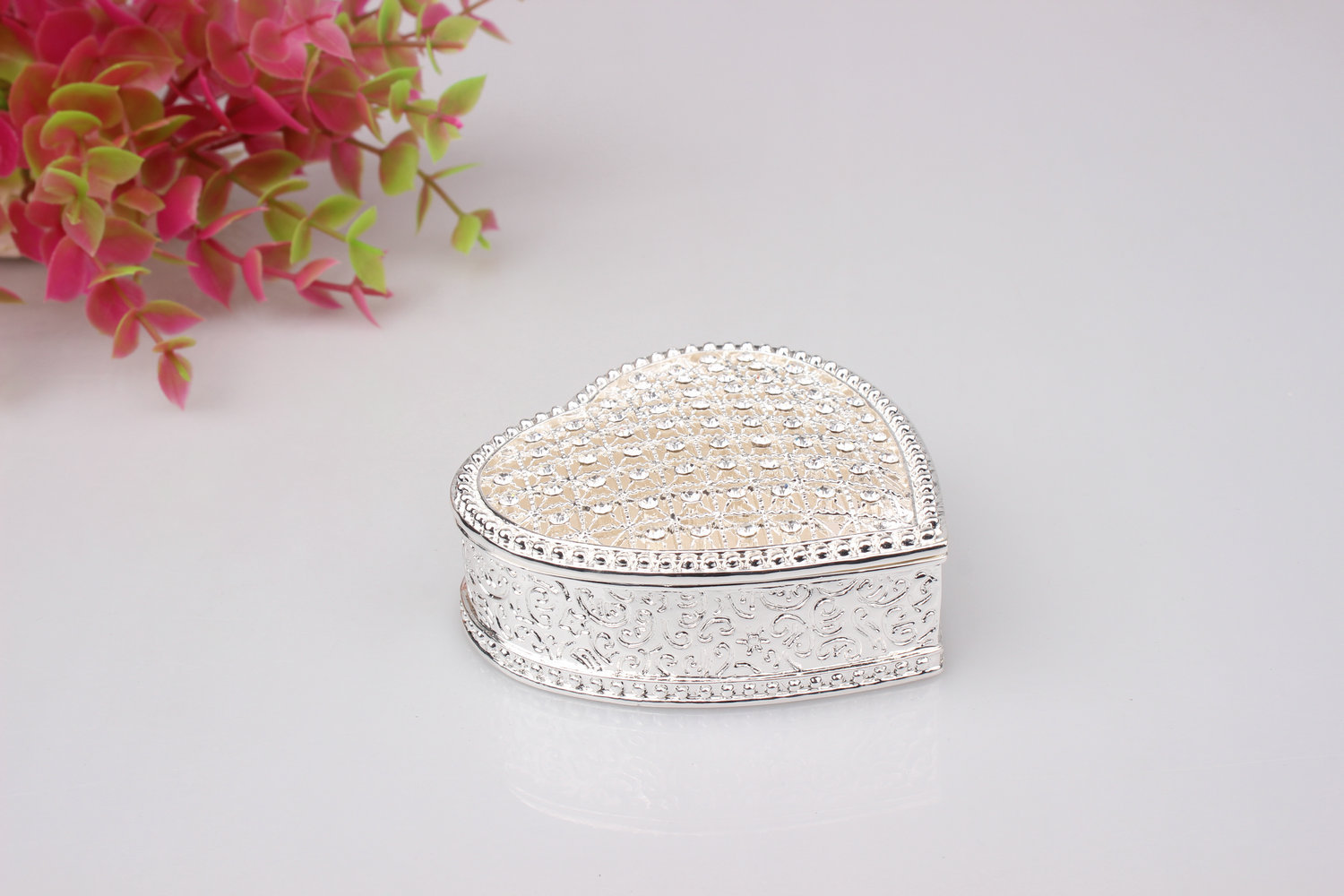 Alloy enamel gilded hollowed-out heart-shaped jewelry box, gift box, heart-shaped decorative item, wedding souvenir pic 6