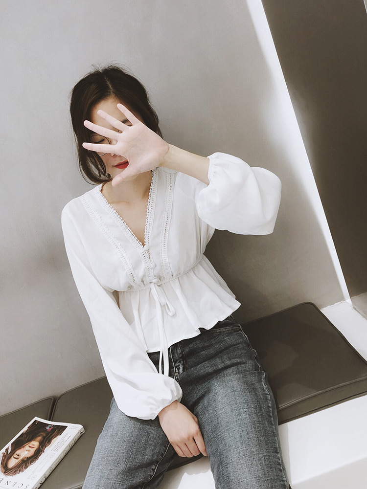 The new summer and autumn collection of the super popular Instagram fairy white lantern sleeve retro court shirt and V-neck chiffon top for women pic 4