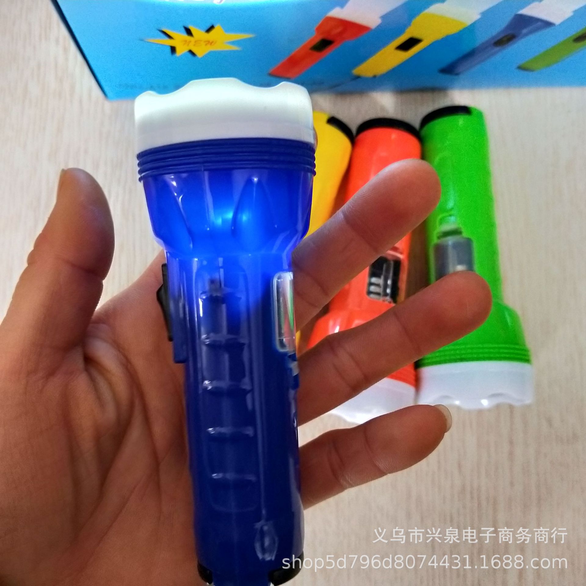 One-yuan and two-yuan hand lights, night lights, flashlights, portable large flashlights, one-yuan and two-yuan supply pic 7