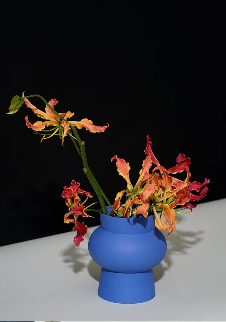 Nordic Ins-style ceramic vase, Klein blue ceramic flower arrangement, entrance decoration piece, light luxury living room decoration dry vase pic 4