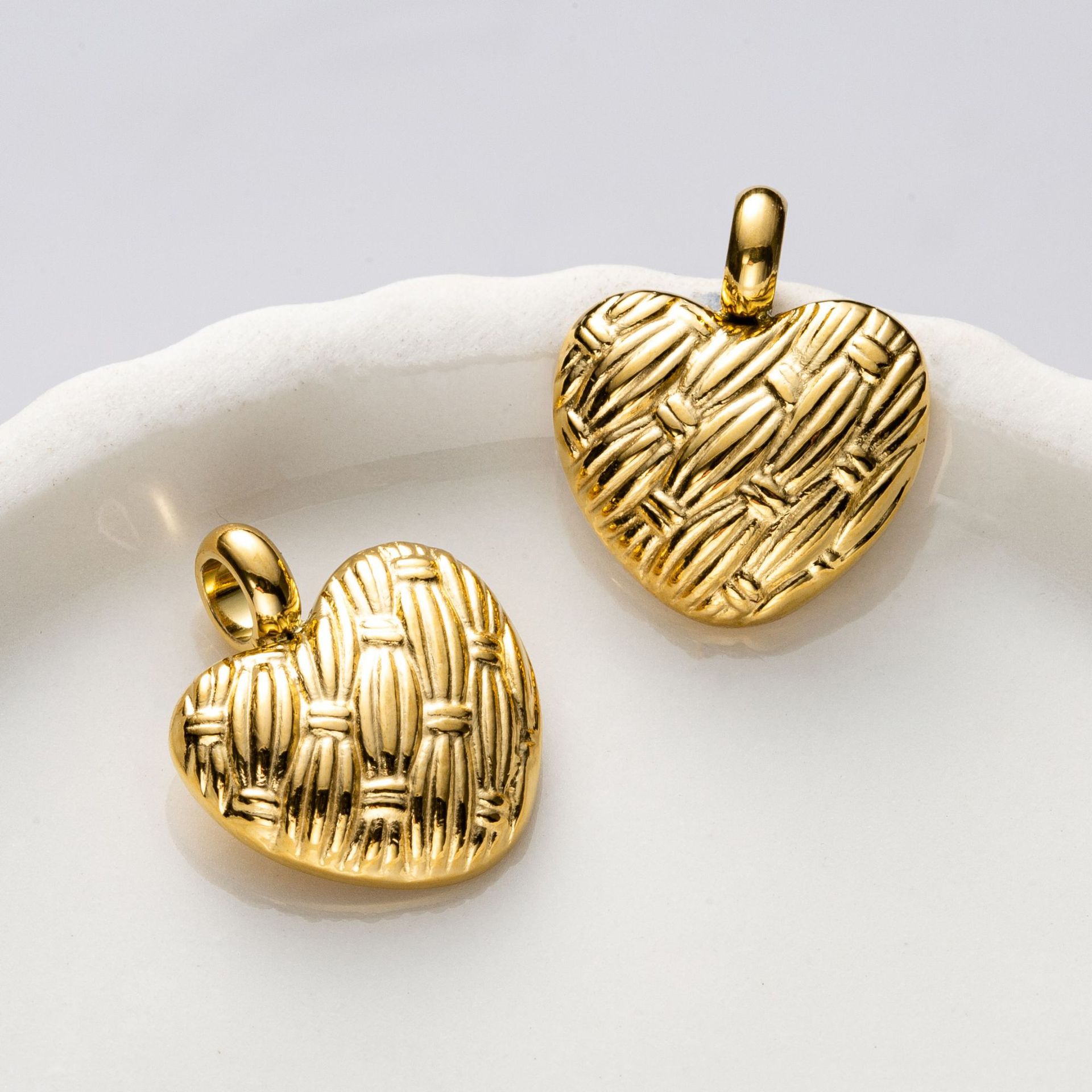 Color-preserving titanium steel plated with real gold, retro heart-shaped heart woven pattern DIY necklace accessory pic 4
