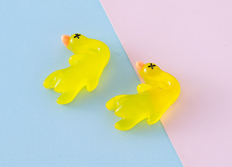 新款树脂夜光迷你鸭钥匙扣书包小挂件车内装饰品创意摆件饰品批发详情12