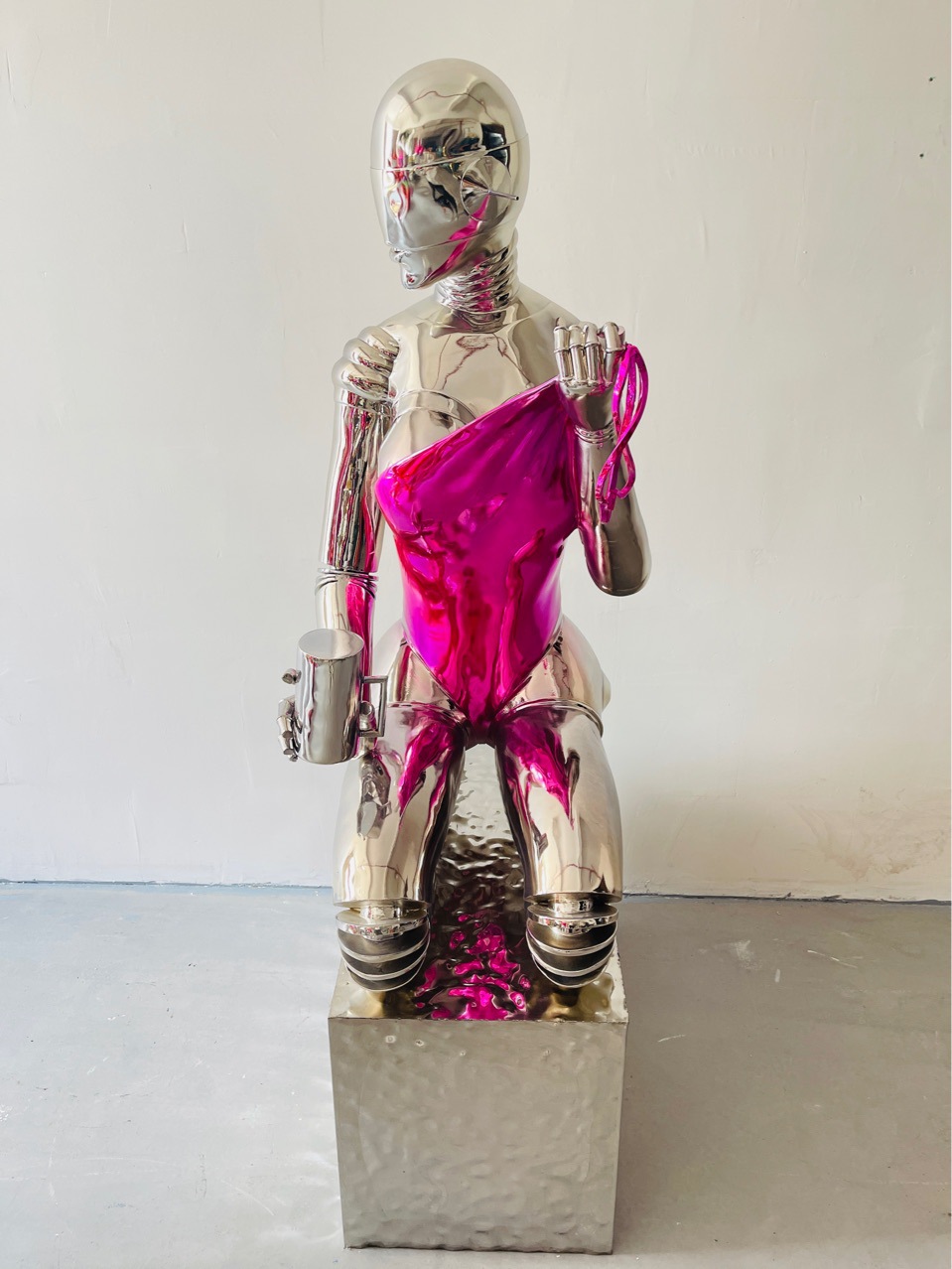 Resin sculptures, decorative items, handicrafts, KTV soft furnishings, figurines, models, club and supermarket decoration pic 3