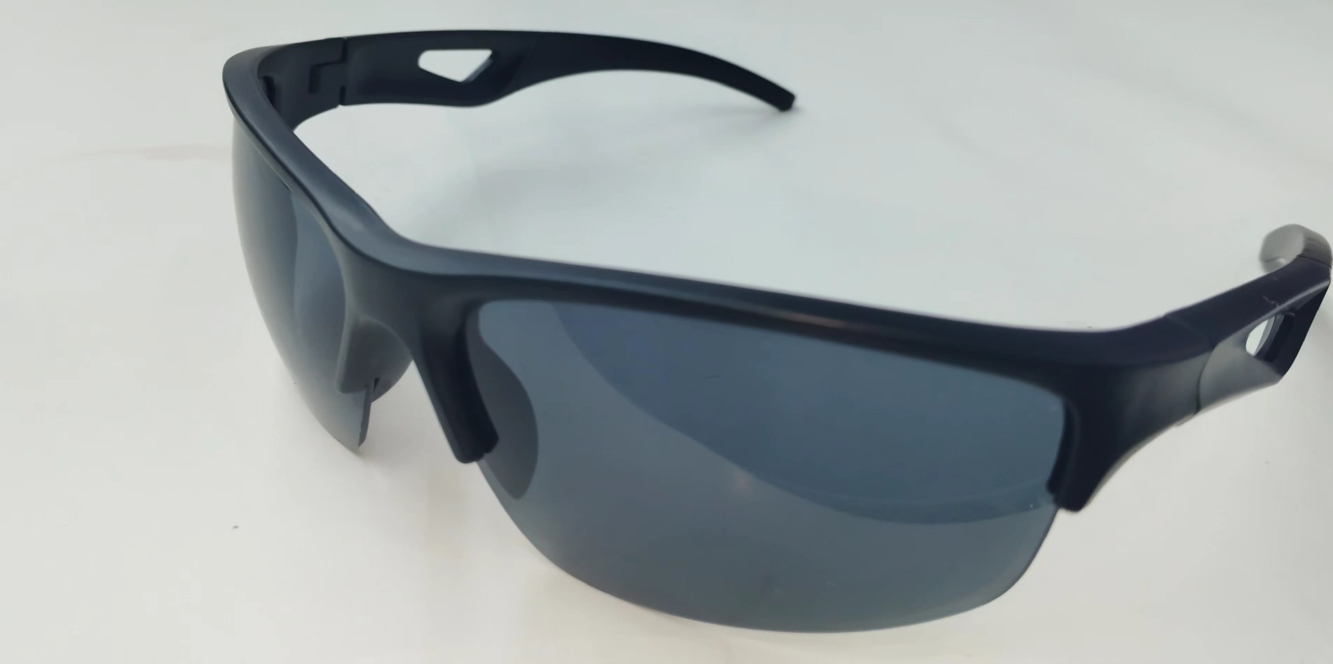 2024新款男士塑料休闲运动太阳镜 时尚轻便地摊墨镜 眼镜厂家直销批发 防紫外线保护眼睛详情14