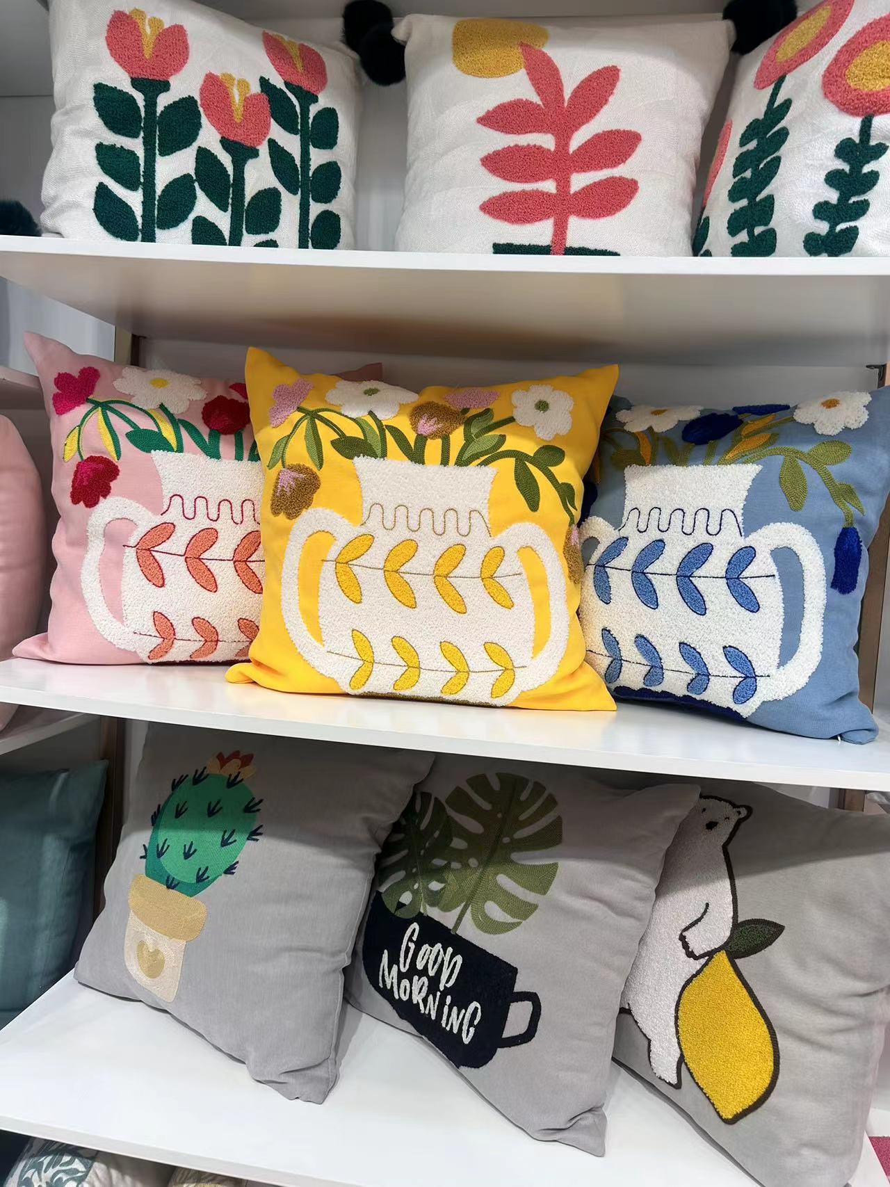 新款法式郁金香玫瑰刺绣跨境沙发抱枕酒店装饰棉麻靠枕抱枕套详情9