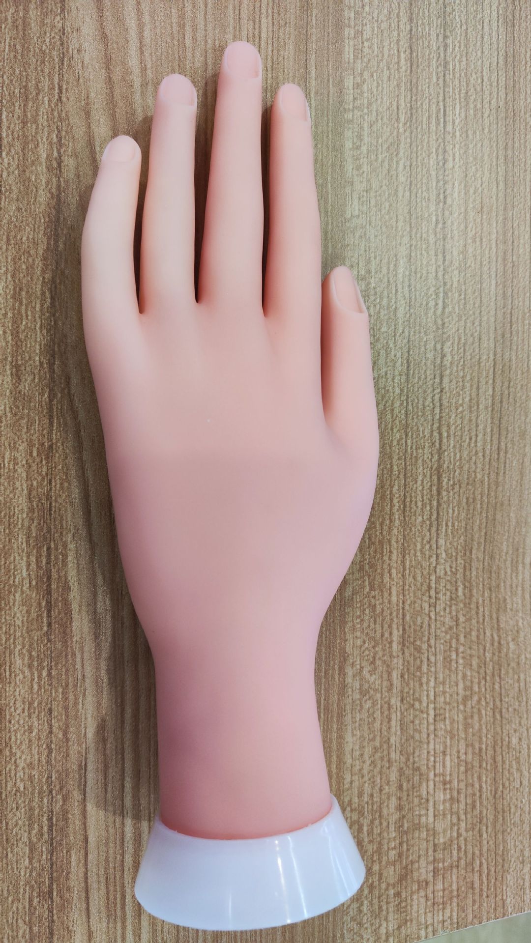 This is a popular simulation hand model for foreign trade, a silicone nail art practice hand with a joint that can bend the nail plate for practice shooting pic 2
