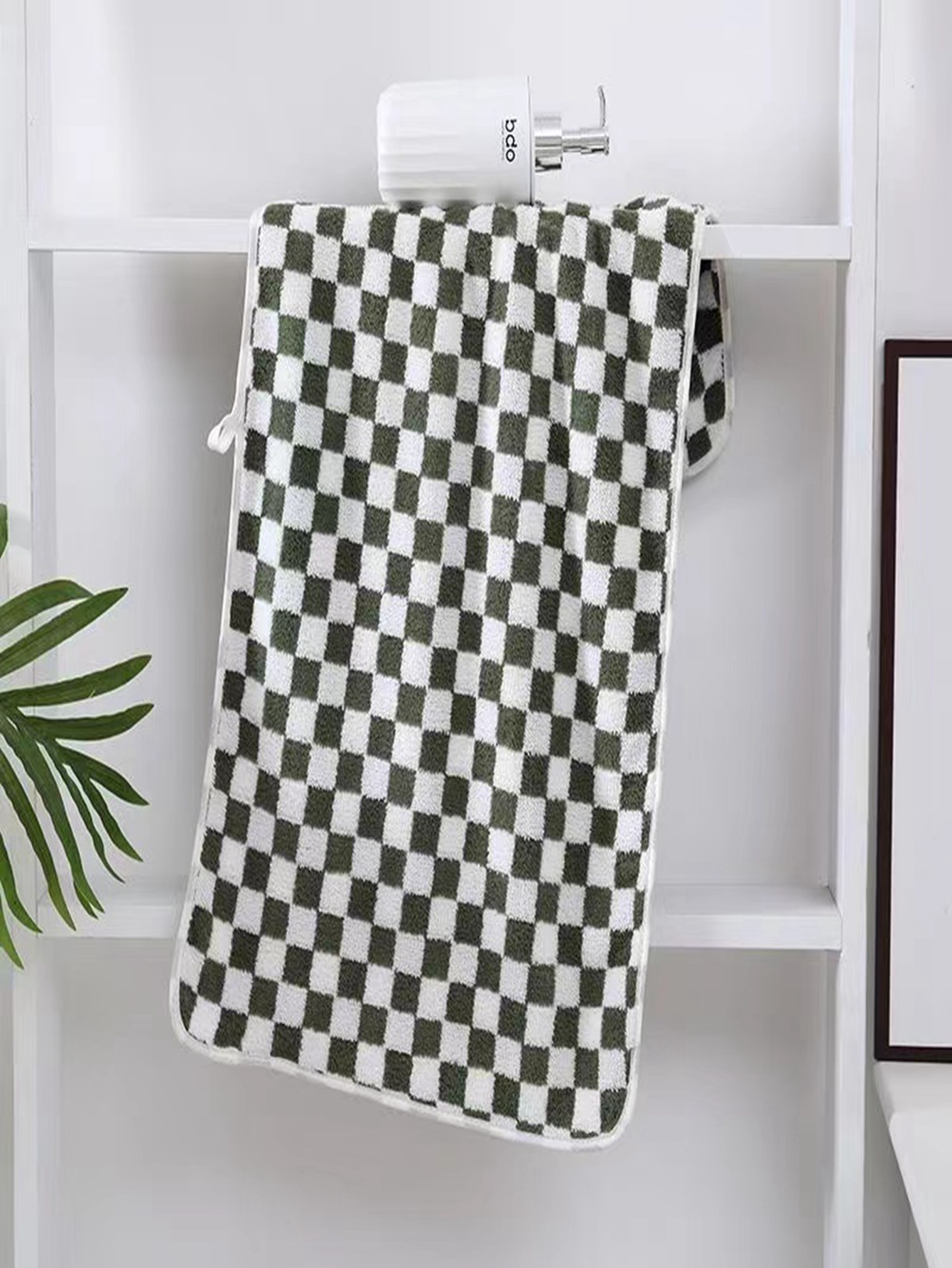 The Xiqiu checkered coral Fleece towel is a super soft and absorbent towel that has become a hit online pic 11
