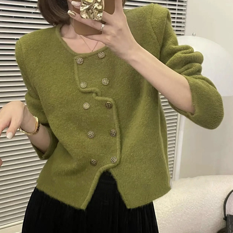 The 2022 autumn and winter collection of French chanel-style coats for women is elegant and stylish. The irregular double-breasted design makes it a trendy cardigan pic 4