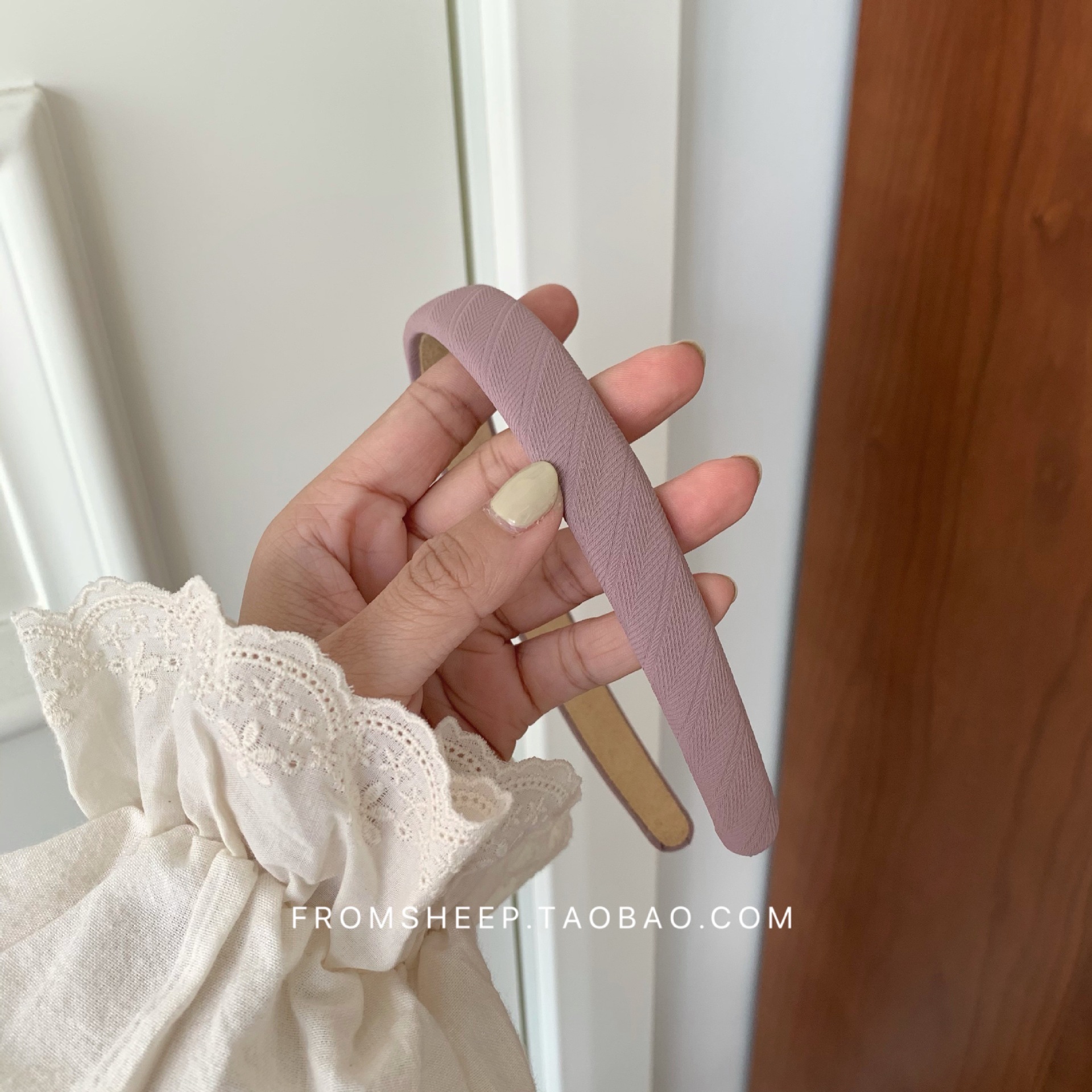 Korean-style hairbands for women in 2025 are trendy and versatile for going out. The headband is simple and elegant, and the hairpin is a popular online hair accessory with wide edges and a sweet look pic 29