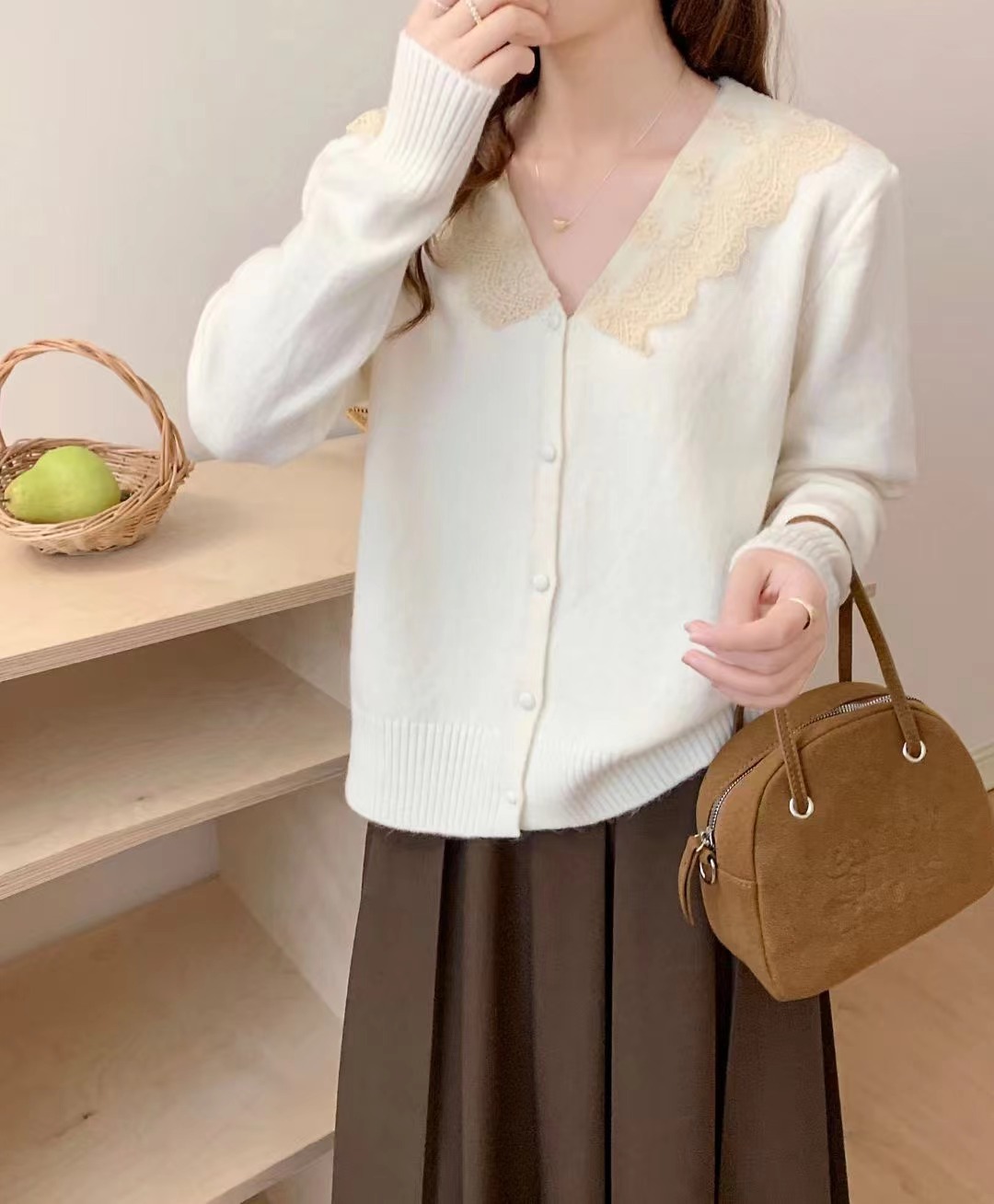 A new V-neck lace-trimmed long-sleeved knitted cardigan for women in the 2024 autumn/winter collection, paired with a loose and chic sweater jacket pic 7