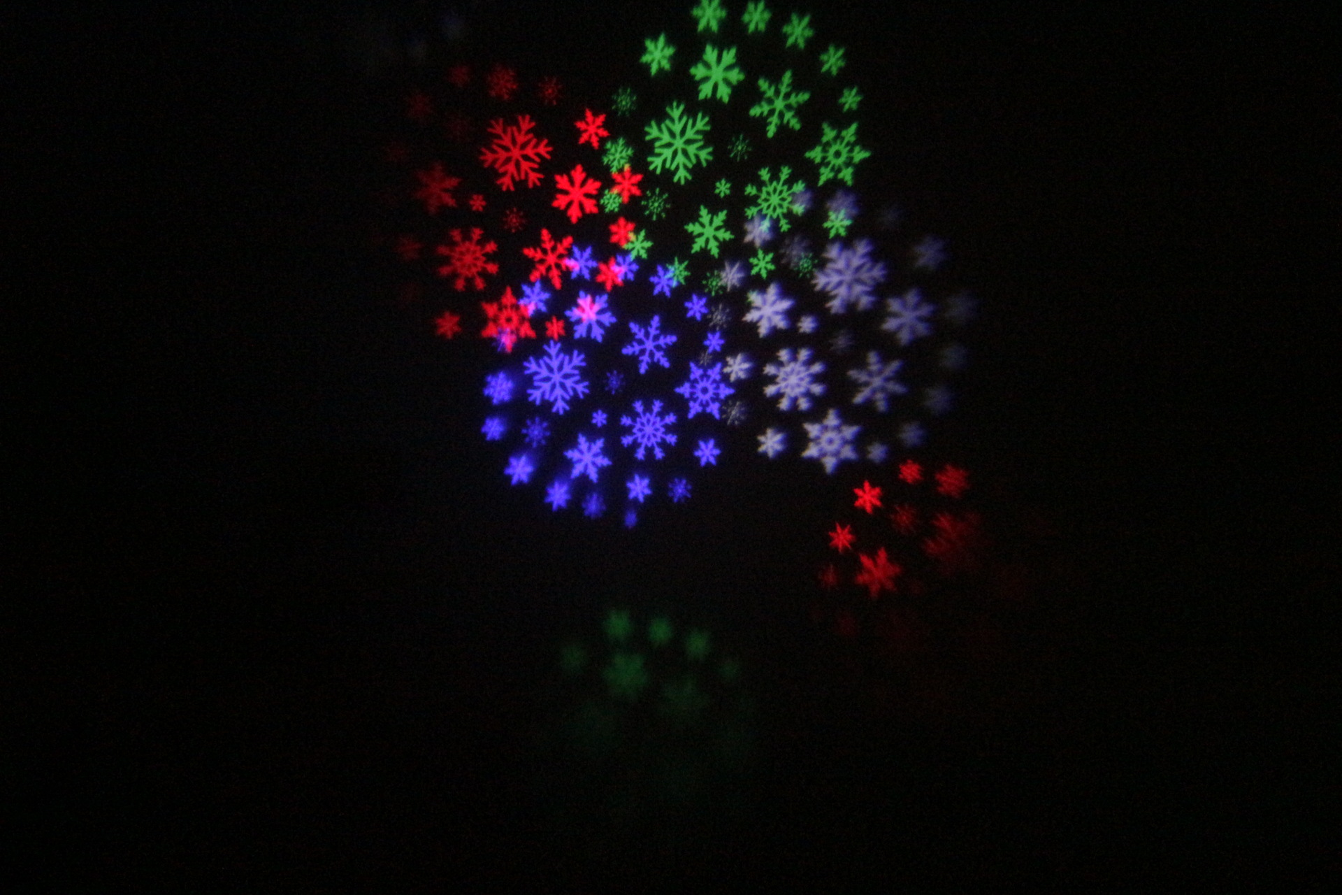 LED red, green, blue and white four-color snowflake lawn light, white snowflake light, European and American Christmas projection light, waterproof ground insertion light pic 15