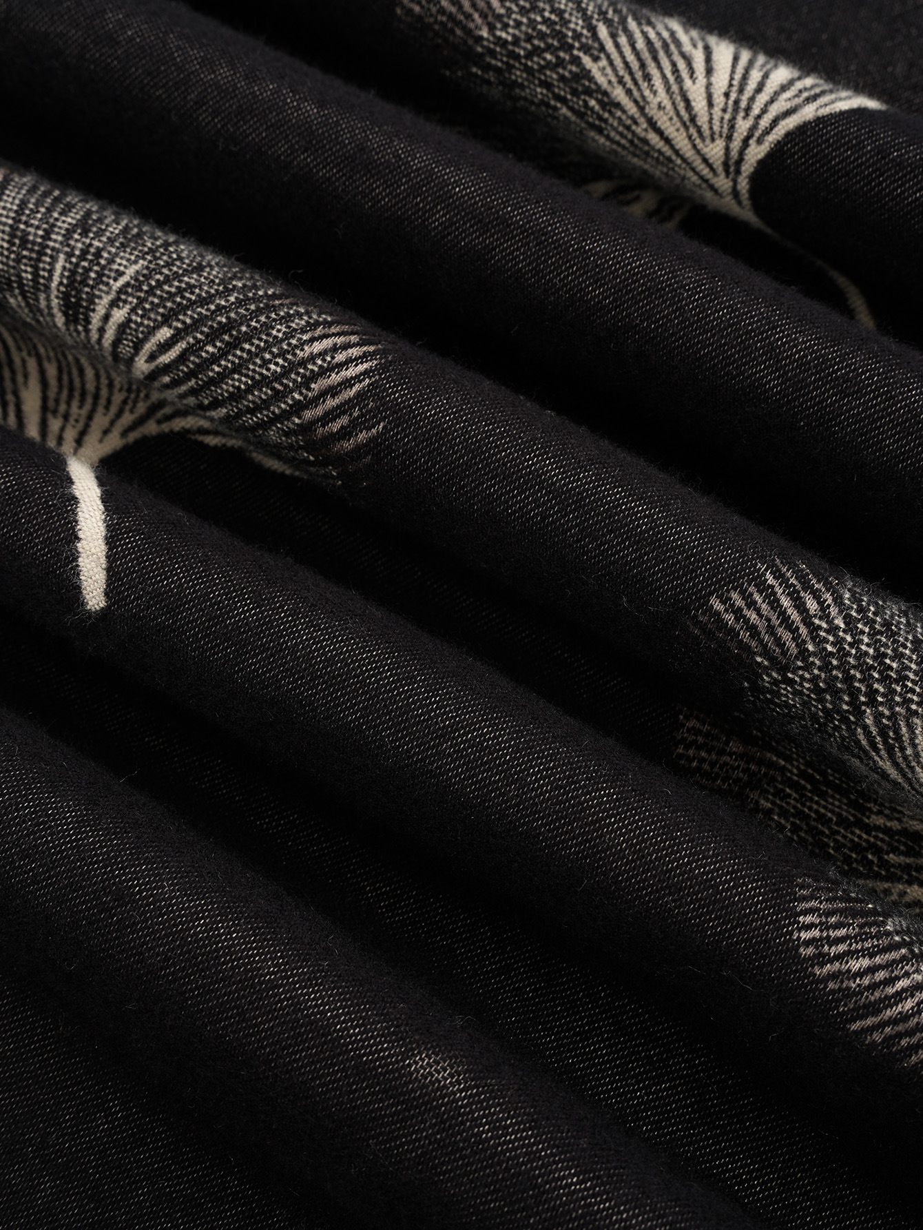 2023年秋冬季新款羊绒银杏叶提花大披肩复古加厚加厚短须女士围巾详情10