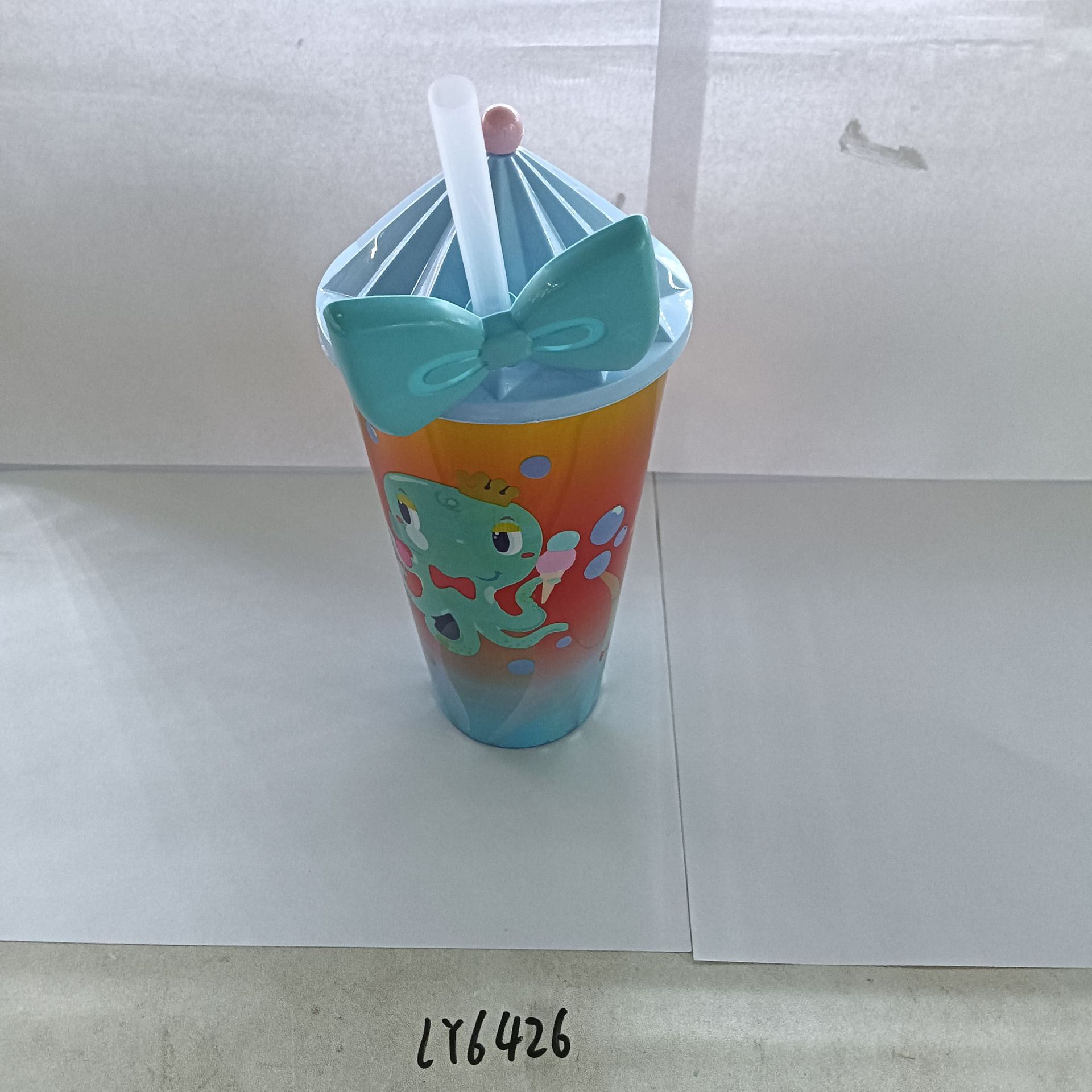 外贸产品卡通吸管杯发光塑料杯太空杯随手杯儿童果汁杯创意水杯 pic 6