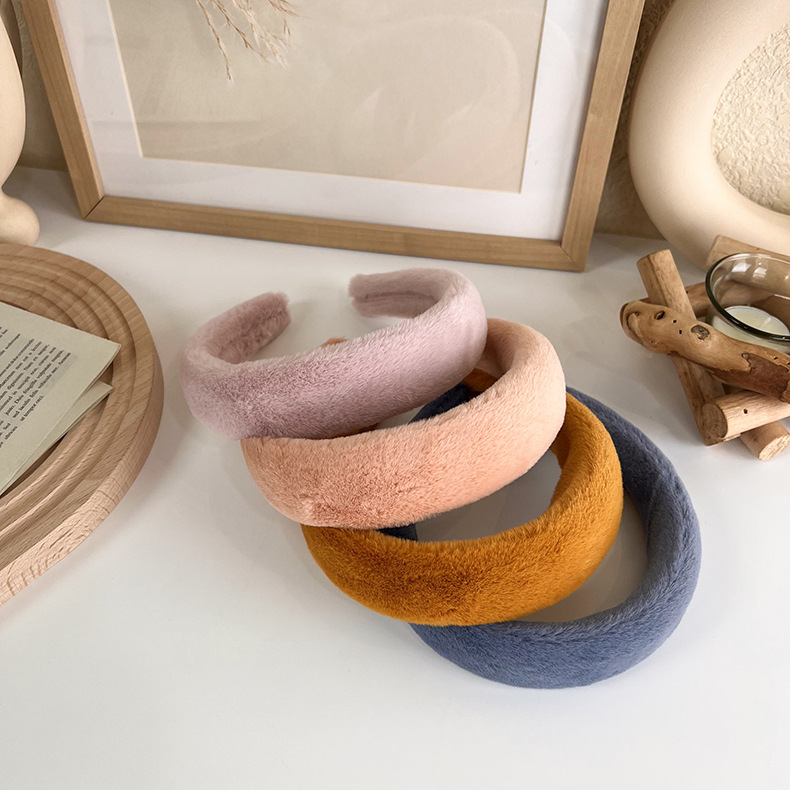 The Korean autumn and winter plush texture sponge thickened hair band has a simple and ladylike style. When washing your face, it can press down the hair and create a fluffy hair band for women pic 9