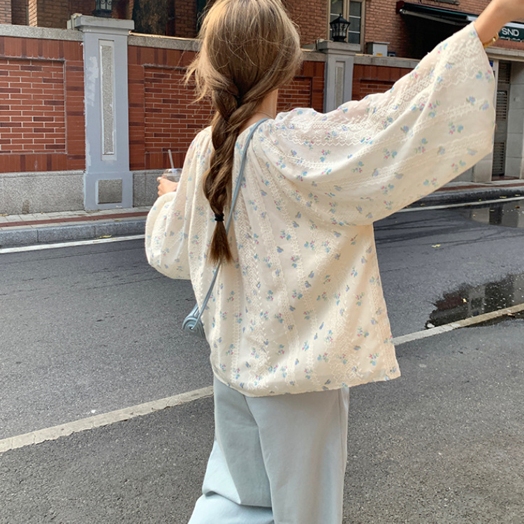 A fresh and light floral long-sleeved shirt for women, a Korean-style loose and slimming shirt with a round neck and a sweet and girlish look pic 3