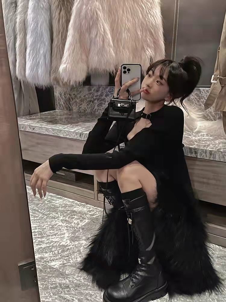 Black halter-neck, form-fitting and elegant dress for women in autumn. Petite, sexy and hot girl. Long-sleeved, waist-cinching, slit and hip-hugging dress pic 10