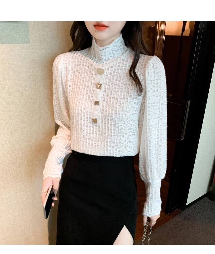 For the 2022 autumn and winter collection, women can wear a small stand-up collar with an elastic and form-fitting lace base layer and a thick fleece top pic 17