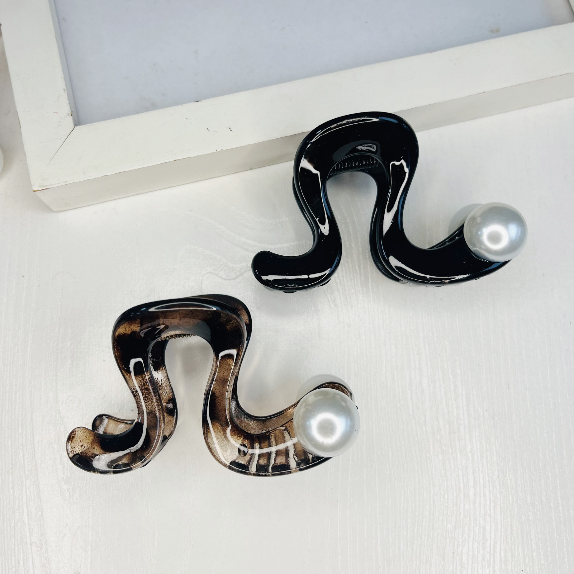 The 2025 National Trend series hairpins feature a niche design with geometric leopard print pearl hairpins, exuding a feminine and high-end charm. They are medium-sized semi-clip headwear pic 30