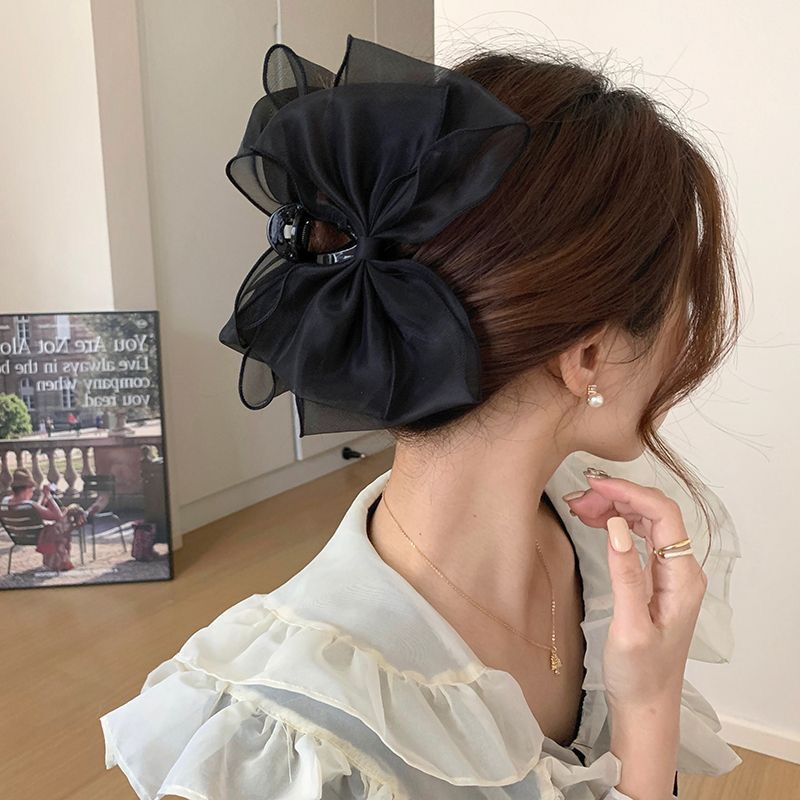 The princess on the run wears a black double-sided large bow hairpin, a shark clip, and a high-end hairpin at the back of her head pic 13