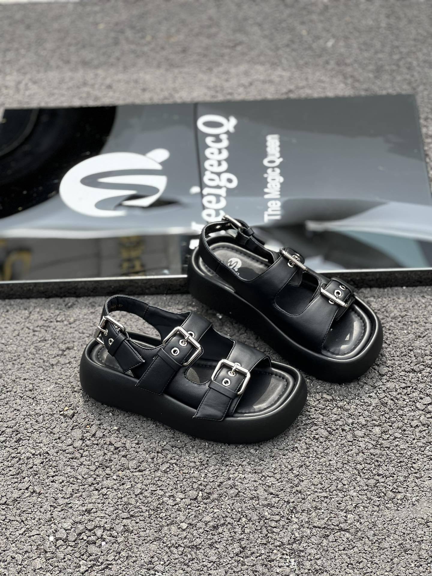 Meeigeec.Q厚底牛仔蓝个性百搭女士凉鞋2024夏季新款沙滩凉鞋现货详情9