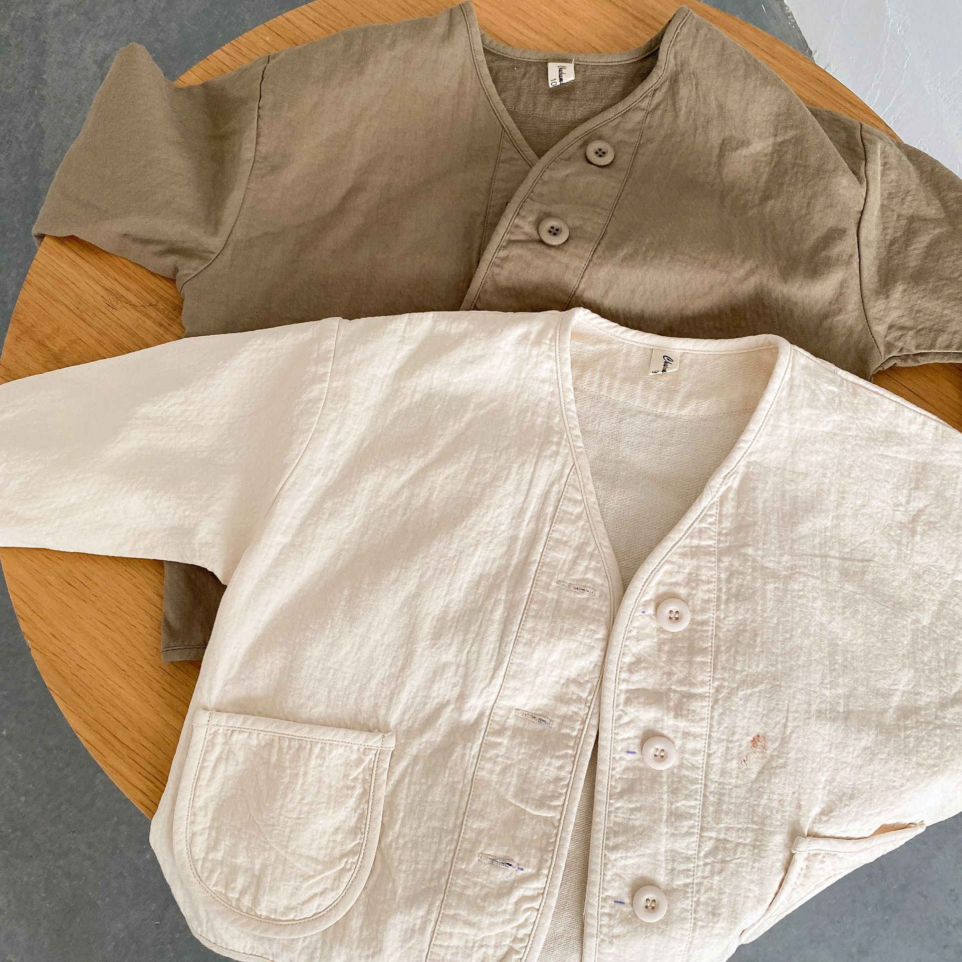 For the Spring and autumn of 2024, solid-color short jackets for children, a literary style for both boys and girls, and a small cardigan with a Japanese style as outerwear are all trendy pic 6