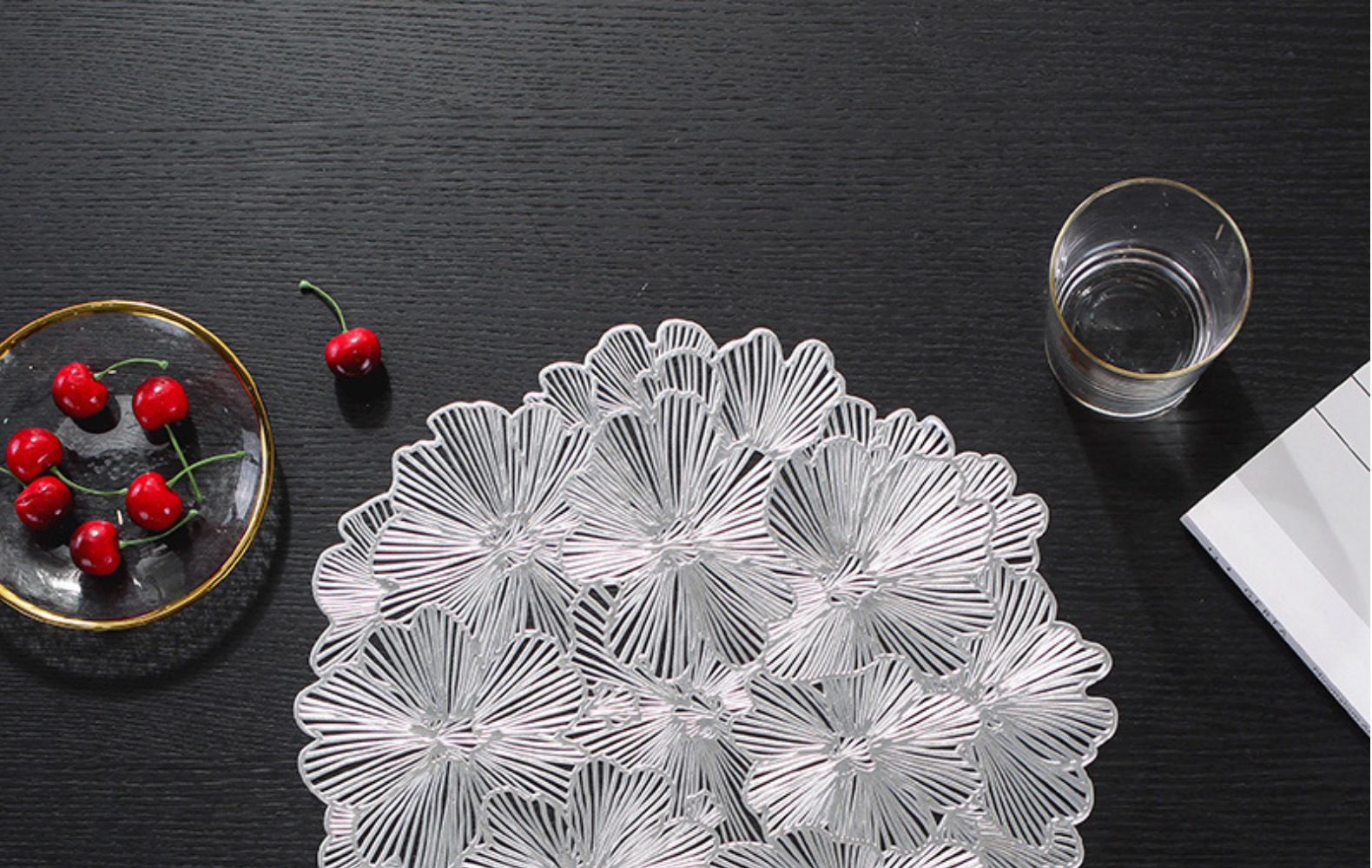 沃美 欧式异型花镂空设计感餐垫家居装饰PVC防油防烫防滑可水洗耐磨桌垫隔热垫详情17