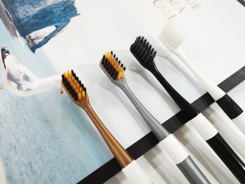 竹炭牙刷黑白情侣软毛牙刷两支装旅行家庭牙刷百货源头厂家批发详情3