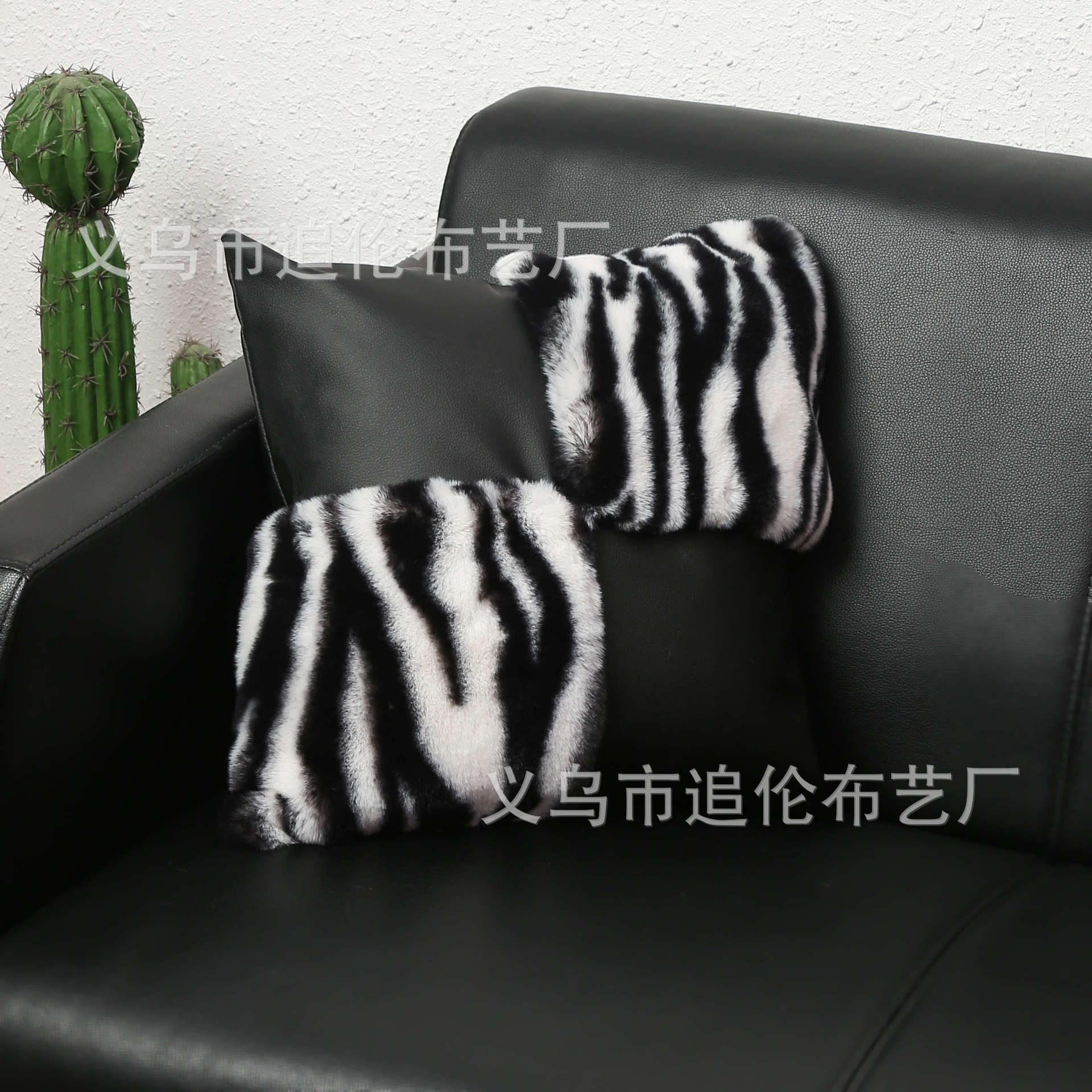 皮革抱枕套新款方格兔绒动物纹高级耐脏可洗靠垫套详情6
