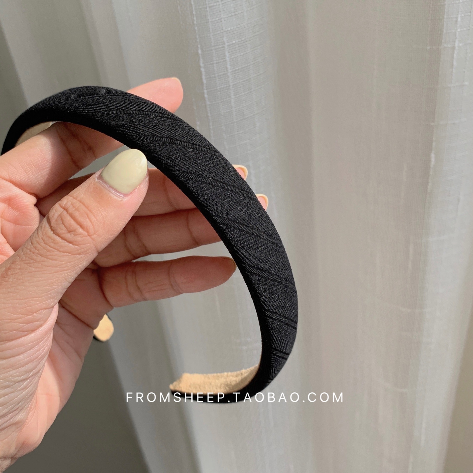Korean-style hairbands for women in 2025 are trendy and versatile for going out. The headband is simple and elegant, and the hairpin is a popular online hair accessory with wide edges and a sweet look pic 64