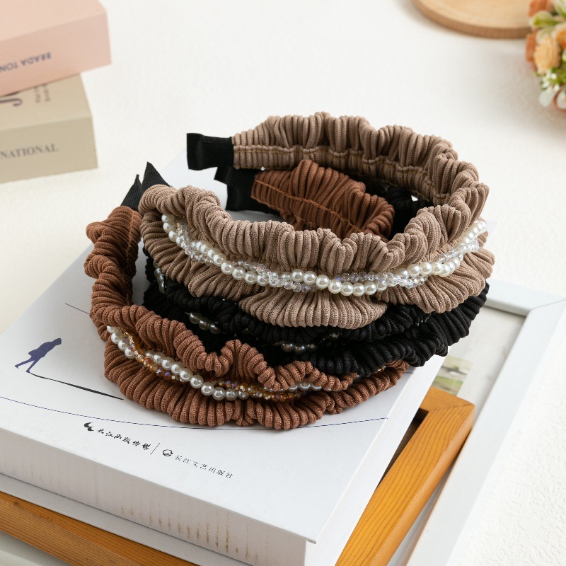 The 2024 autumn/winter new pleated wide-edge pearl and diamond-encrusted light luxury hair band exudes a sense of sophistication, simplicity and fashion, and is a versatile headband for women pic 6