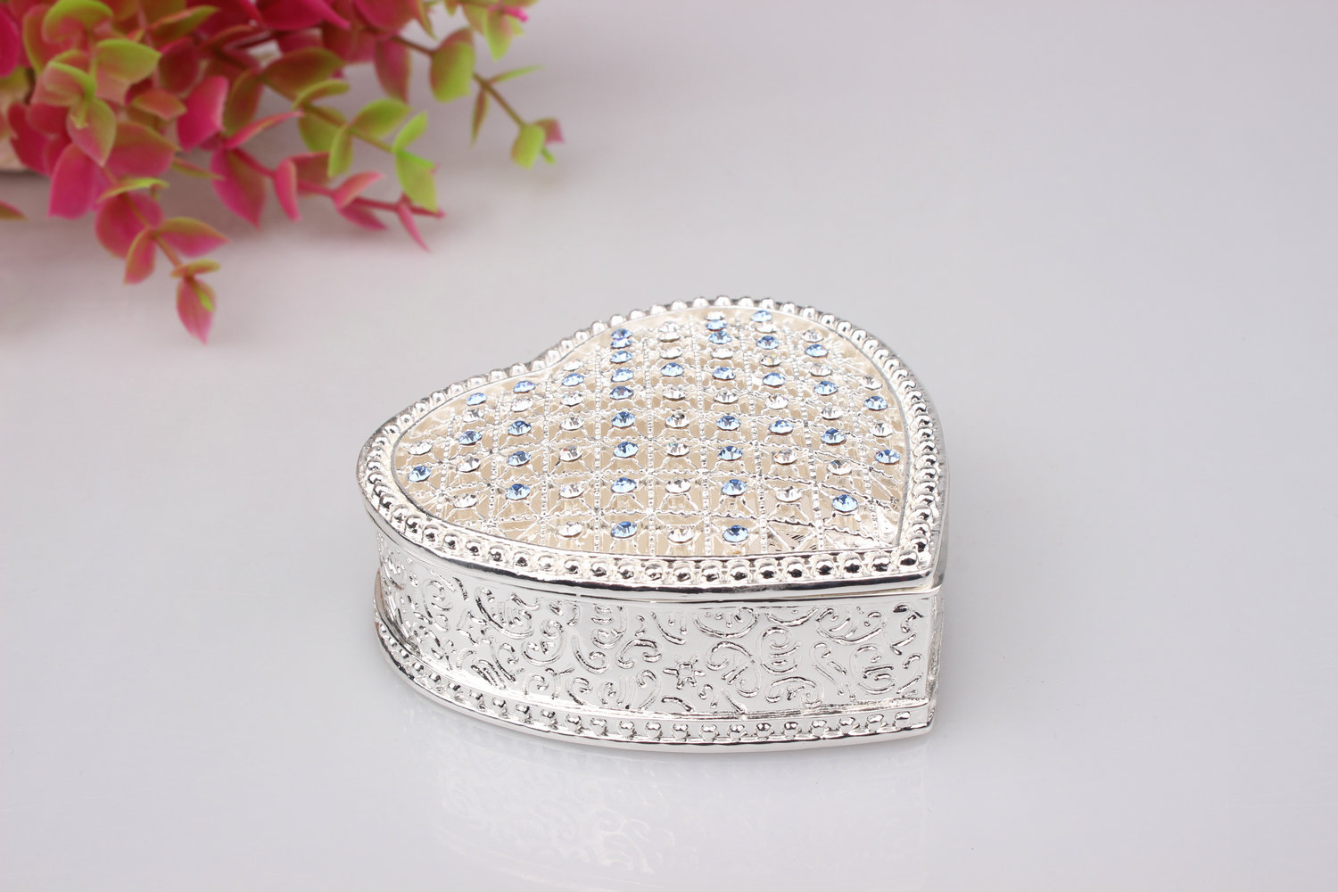 Alloy enamel gilded hollowed-out heart-shaped jewelry box, gift box, heart-shaped decorative item, wedding souvenir pic 7