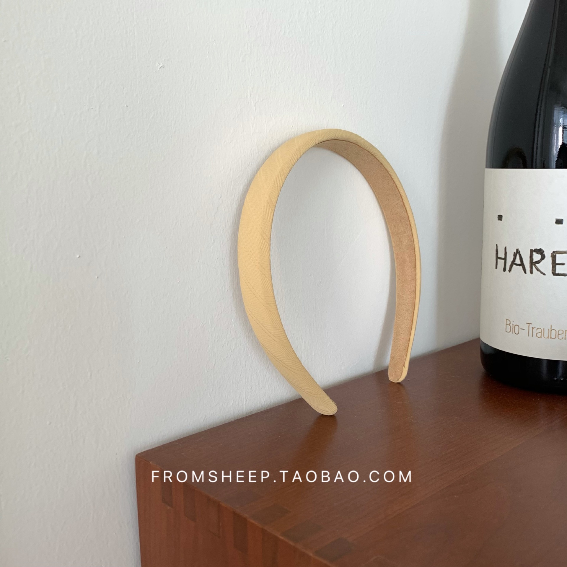 Korean-style hairbands for women in 2025 are trendy and versatile for going out. The headband is simple and elegant, and the hairpin is a popular online hair accessory with wide edges and a sweet look pic 53