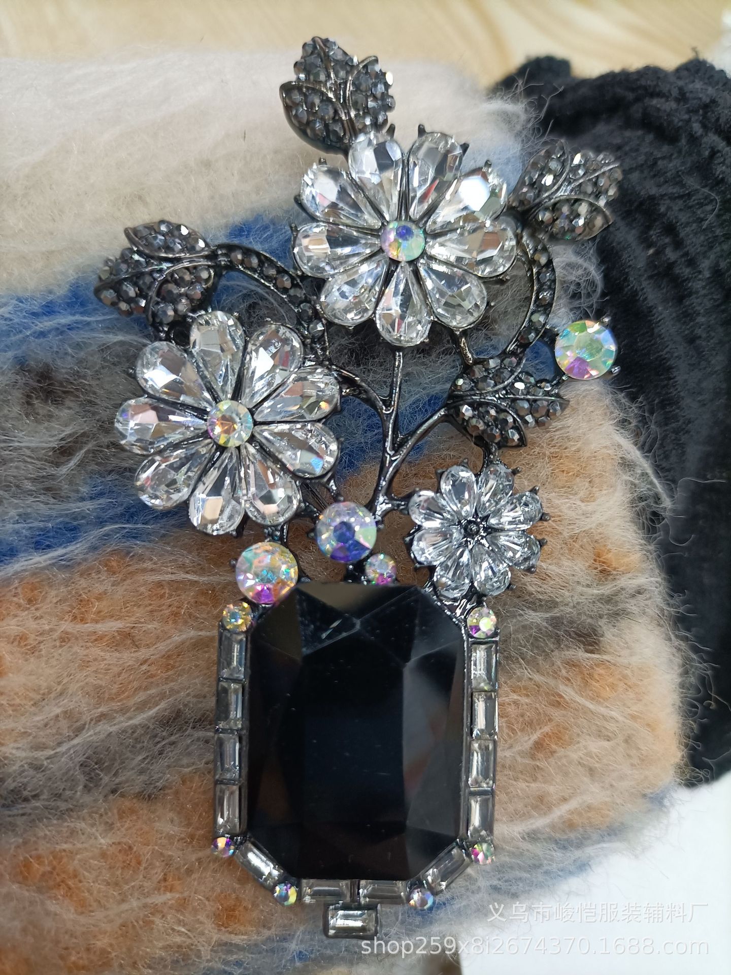Elegant and refined brooch for ladies, simple Korean crystal corsage cardigan, sweater, pin buckle, overcoat accessory pic 23