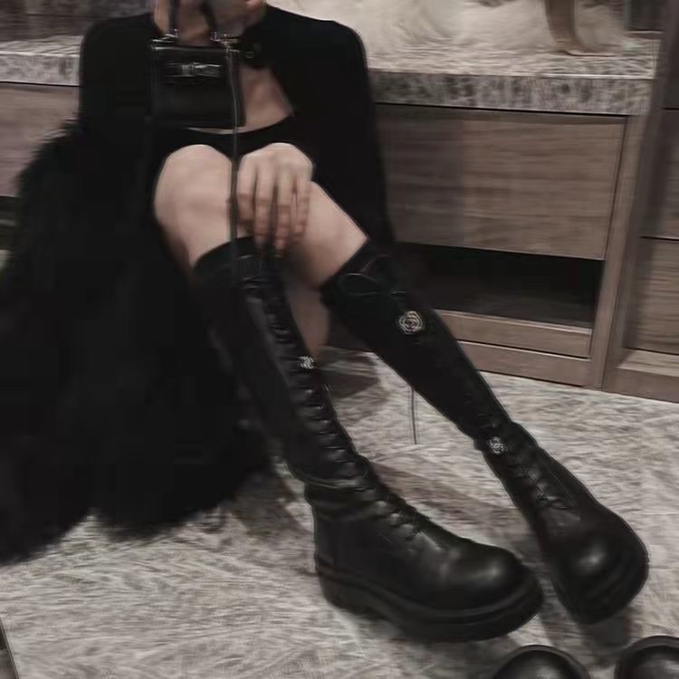 Black halter-neck, form-fitting and elegant dress for women in autumn. Petite, sexy and hot girl. Long-sleeved, waist-cinching, slit and hip-hugging dress pic 7