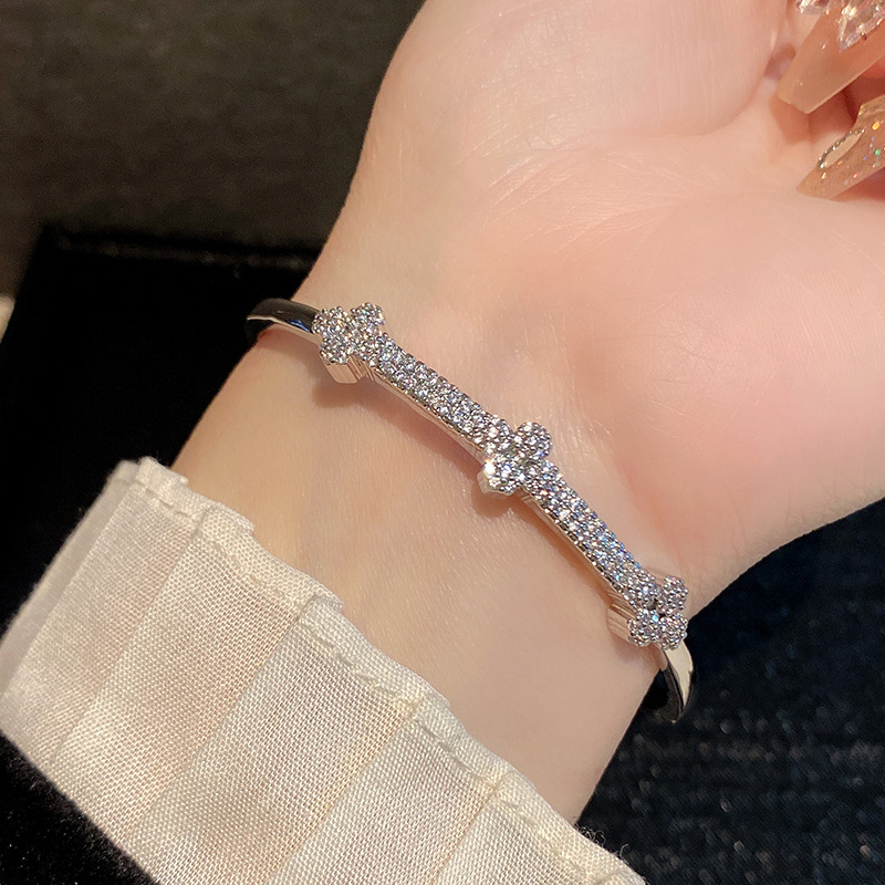 European and American cross-border fashion micro-inlaid four-leaf clover bracelet, copper material, retro trend, niche and trendy bracelet accessory, wristband pic 9