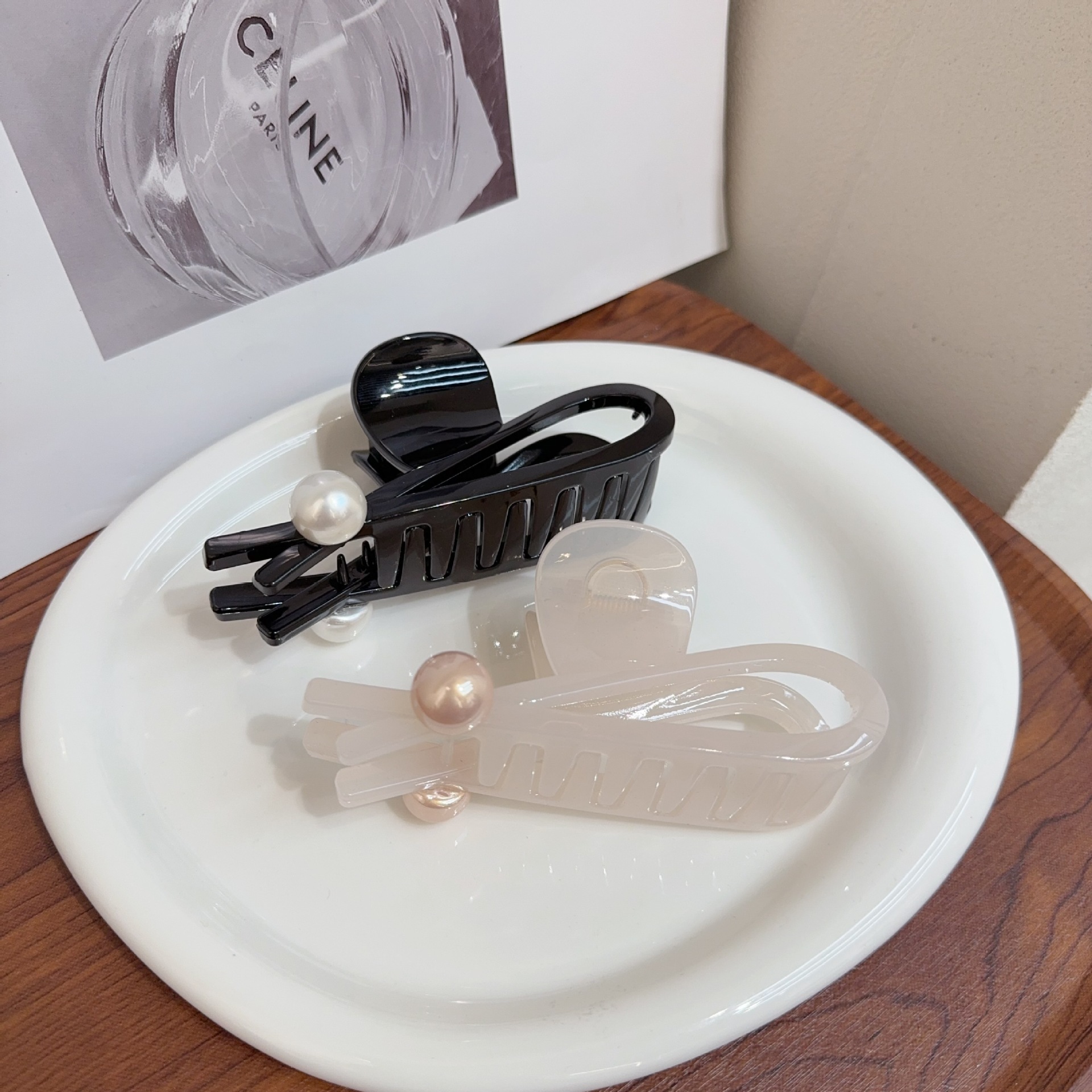 High-gloss pearl InS-style alloy hairpin for Spring 2024, new side bangs princess forehead hairpin pic 3