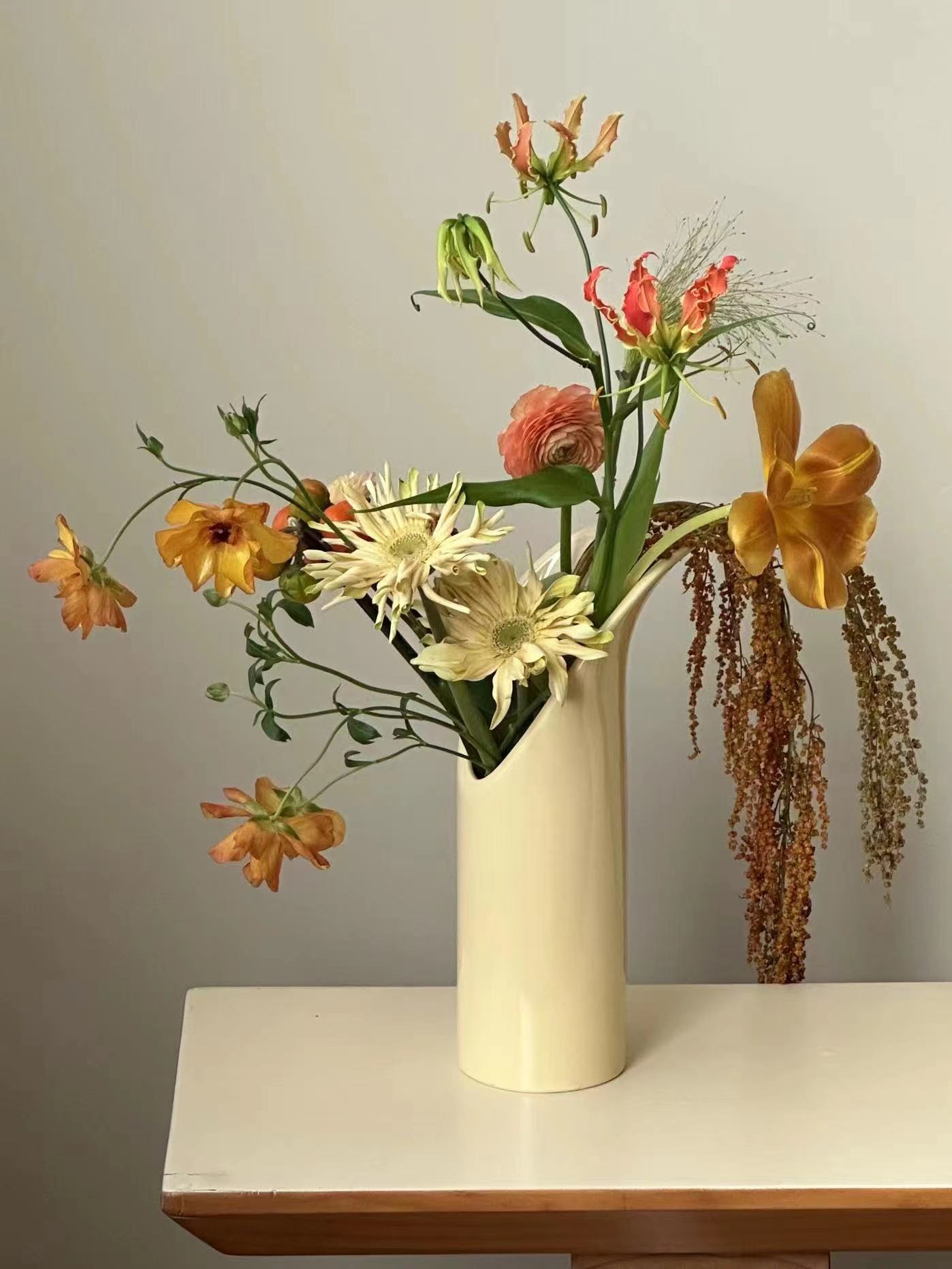 High-end vases, modern and simple artistic ornaments, simple flower arrangements, creative living room home ornaments, soft decorative items, vases pic 3