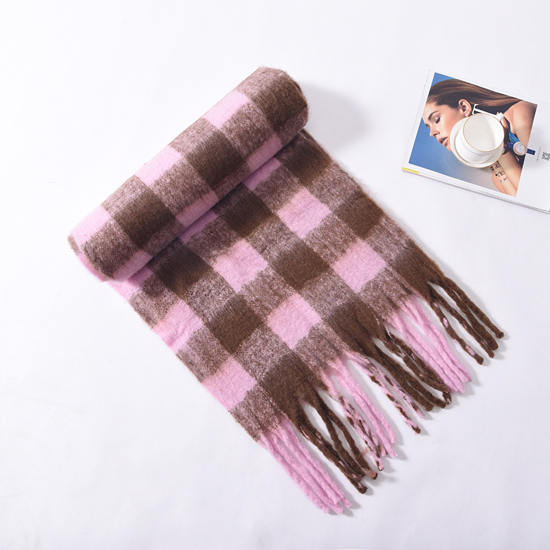 The Maillard scarf is a winter hit with a strong atmosphere. It features a mohair scarf for women with a high-end look and a new checkered scarf for men pic 4
