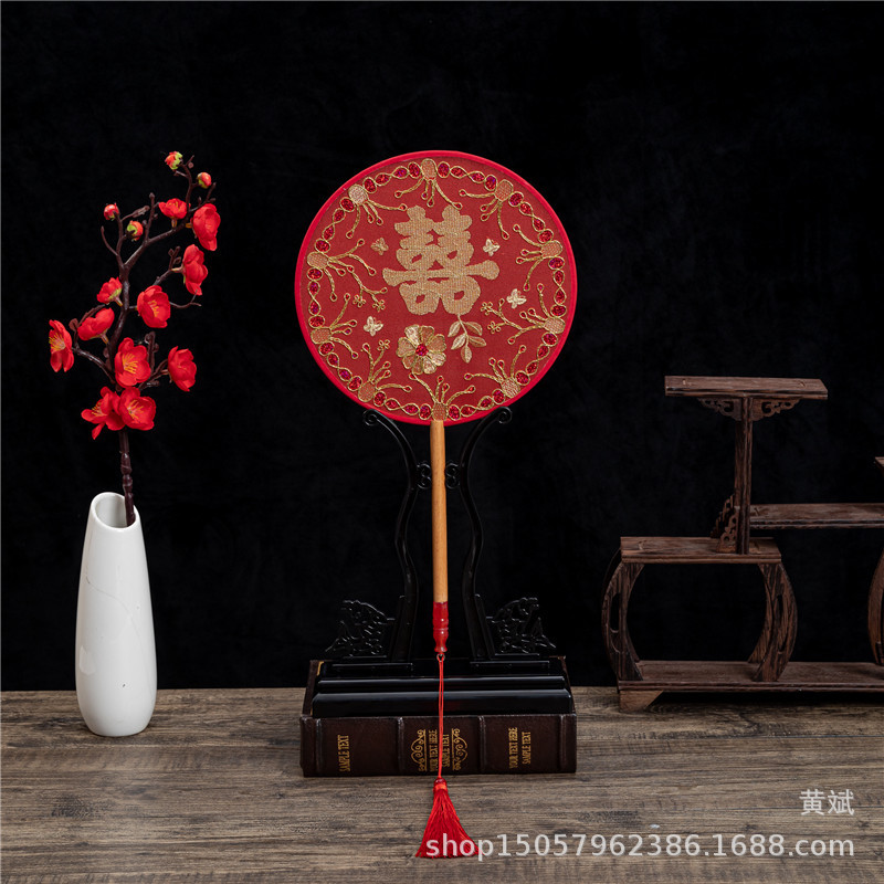 古风婚礼团扇刺绣宫扇盘金绣新娘伴手礼拍照道具扇子金色喜字喜扇详情3