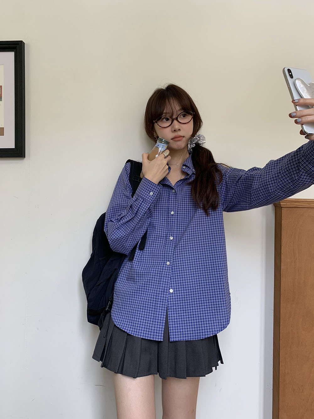 A real photo of a woman wearing a retro, fair-skinned, blue checkered, simple letter-embroidered single-breasted long-sleeved shirt on Korean Instagram in autumn pic 15