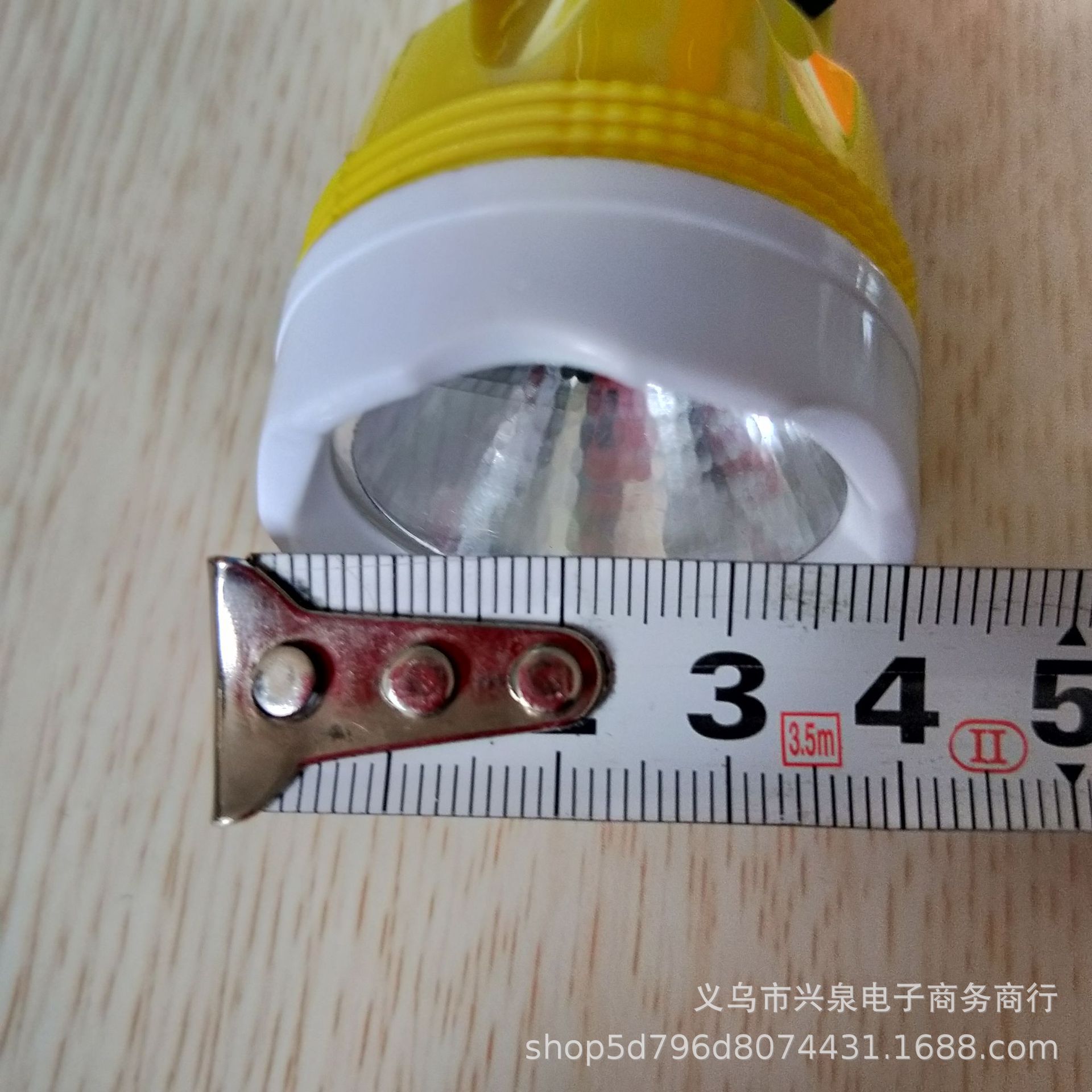 One-yuan and two-yuan hand lights, night lights, flashlights, portable large flashlights, one-yuan and two-yuan supply pic 2